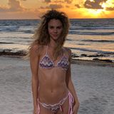 "Träume sind da, um gelebt zu werden", schreibt Simone Kowalski zu ihrem heißen Bikini-Foto! Das Model heizt seinen Follower:innen mit dieser Urlaubserinnerung mächtig ein und beweist zeitgleich, dass der Boho-Style mega angesagt ist. Vor allem ihr Höschen verfügt über die richtigen Details: Gerüschter Saum, Schnüre zum Binden und ein Federdetail machen es zum Blickfang und die lockige Schönheit zur anmutigen Badenixe. 