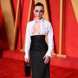 Ungewohnter Anblick: You-Tube-Star Emma Chamberlain rockt die Oscar-Party in sexy Corporate-Look von Thom Browne. Für extra Glanz sorgt Schmuck von Cartier. 