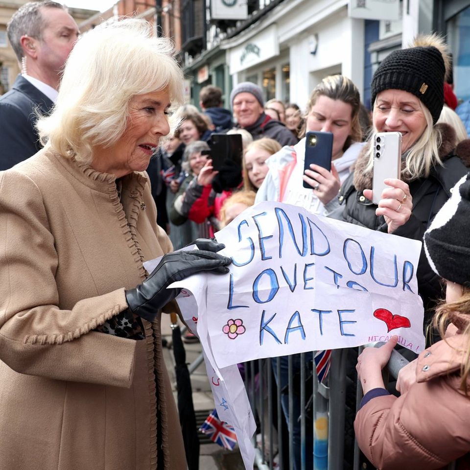 Königin Camilla hält in der englischen Stadt Shrewsbury eine Genesungskarte für Prinzessin Kate in der Hand.