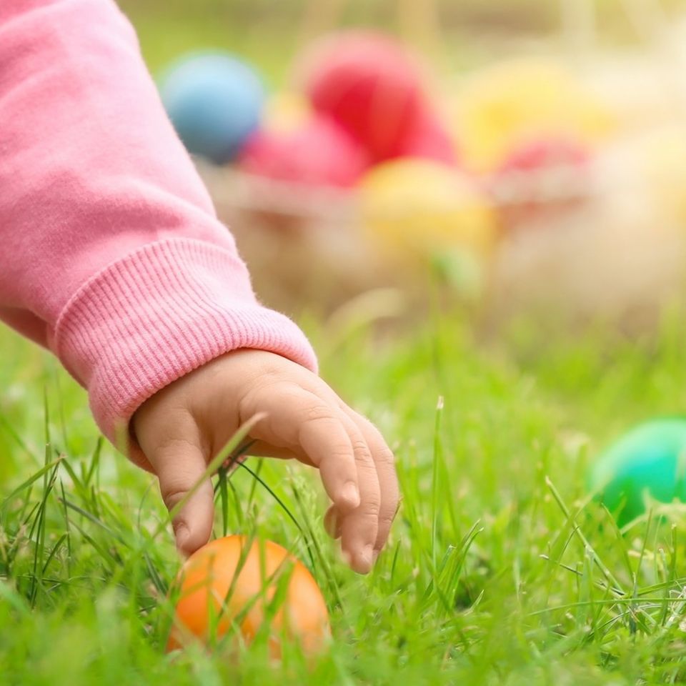 Einer der beliebtesten Osterbräuche: das Eiersuchen.