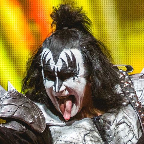 Gene Simmons von KISS während eines Auftritts.