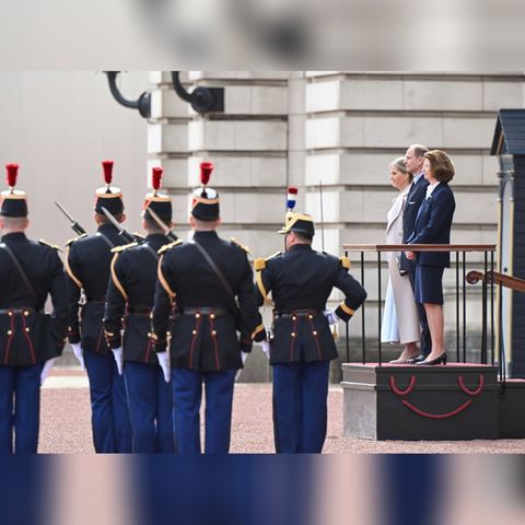Prinz Edward und Herzogin Sophie (hinten Mitte und hinten links) haben Charles in London vertreten.