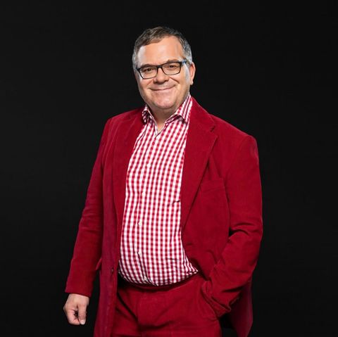 Seit 2023 streift sich Elton sein rotes Sakko für RTL über.