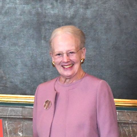 Bei der Verleihung ihres jährlichen Wissenschaftspreises trug Königin Margrethe offenbar das gleiche Kleid wie auf den Bildern