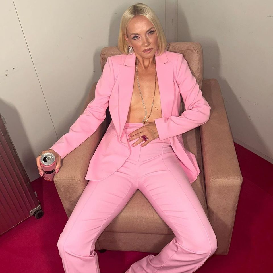 Ganz schön sexy! Janin Ullmann zeigt sich auf ihrem Instagram stets modebewusst. Nun lässt sie in einem rosa Hosenanzug tief blicken. Oben ohne unter ihrem Blazer posiert die Moderatorin vor der Kamera ganz zur Freude ihrer Follower:innen. "Sexy Lady! Super hübsch" kommentiert ein User.