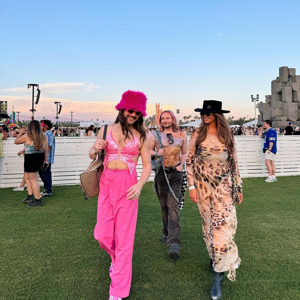 Auf dem Coachella Festival kann man an Riccardo Simonetti definitiv nicht vorbeischauen. Das pinke Schmetterlings-Oberteil und der flauschige Hut sind so auffällig, dass sie die Looks von Farina Opoku und Strify beinahe in den Schatten stellen. Aber eben nur beinahe. Denn auch die beiden punkten mit ihren durchdachten Outfits. 