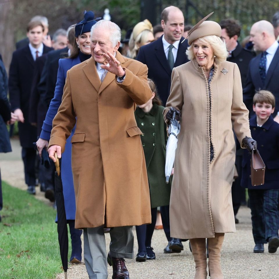 König Charles III. und Königin Camilla, im Hintergrund unter anderem Prinz William (m.) und Prinzessin Kate (l.).
