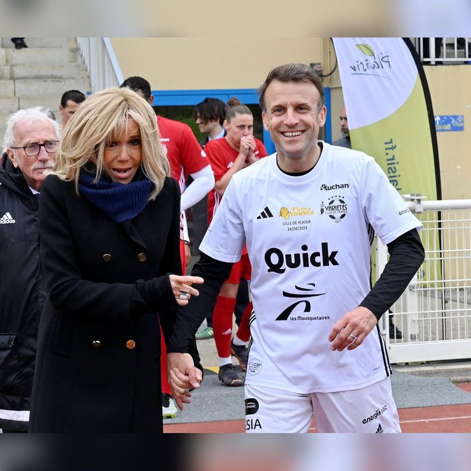 Emmanuel Macron mit seiner Frau Brigitte Macron am Fußballplatz.