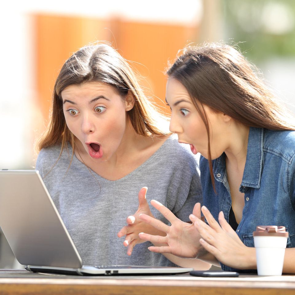 Aufgeregte Frauen vor Laptop