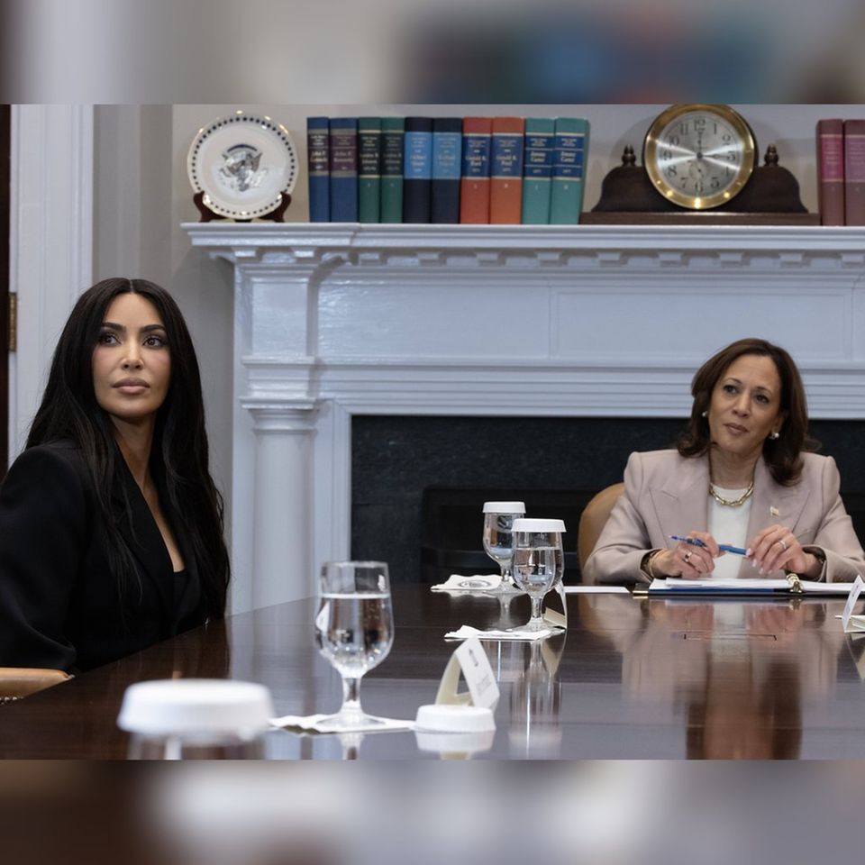 Kim Kardashian (l.) sitzt mit US-Vizepräsidentin Kamala Harris am runden Tisch im Weißen Haus.