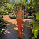 Mady Bork ist im Miami-Sunshine-Modus. Im knalligen Blumen-Bikini und feurigem orangefarbenen Rock setzt das Model ihre sportliche Figur in ihrem neuen Instagram Post gekonnt in Szene. Komplettiert durch die stylische Sonnenbrille verkörpert Mandy das ultimative Urlaubsfeeling unter Palmen. Miami, watch out!