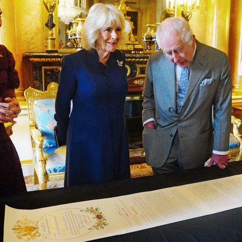 Camilla und Charles nehmen die Coronation Roll in Augenschein.