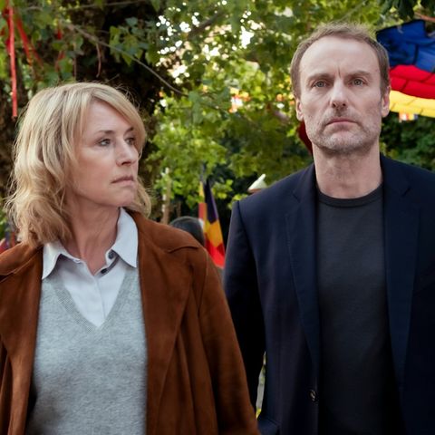 "Tatort: Am Tag der wandernden Seelen": Susanne Bonard (Corinna Harfouch) und Robert Karow (Mark Waschke) beim Fest in der Pag