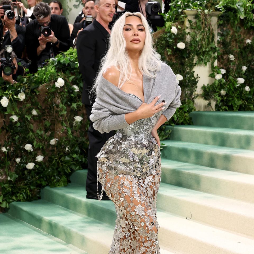 Kim Kardashian hat spätestens mit ihrem Marilyn-Monroe-Auftritt 2022 bei der Met Gala bewiesen, dass sie für dieses Event lebt. Auch dieses Jahr ist viel Sorgfalt in ihre Kleiderwahl geflossen. Sie zeigt sich in einer Robe von Maison Margiela, die ebenfalls eine Referenz aus John Gallianos Zeit bei Dior ist. 