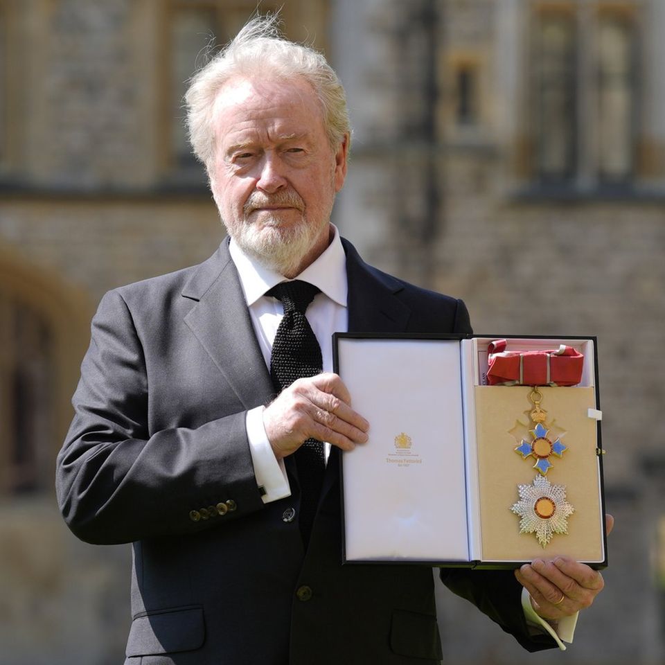 Ridley Scott mit seinem neuen Verdienstorden nach der Zeremonie auf Schloss Windsor.