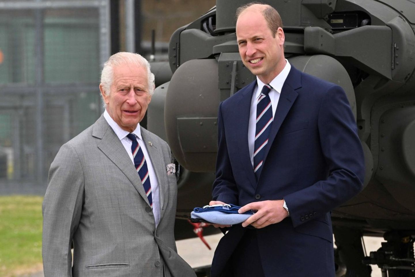 König Charles (l.) übergibt militärische Weihen an Prinz William.