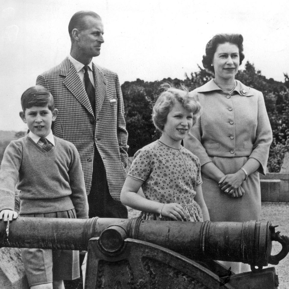 Viele Bilder der Royals wie dieses mit Queen Elizabeth, Prinz Philip und ihren Kindern Charles und Anne wurden veröffentlicht.