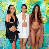 Im Urlaub sind diese drei Schönheiten zwar nicht, ihren Looks nach zu urteilen sind sie aber modisch perfekt darauf vorbereitet! Die GNTM-Kandidatinnen Kadidja Becher und Xenia Tsilikova posieren in heißen Bikinis rechts und links von Kampagnen-Gesicht Rebecca Mir, deren Bikini-Fotos mit Calzedonia in ganz Deutschland zu sehen sind. 