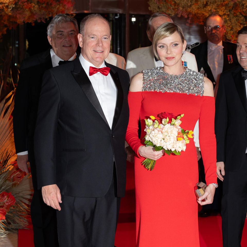 Für die abschließende Gala des Sportevents zeigt sich Fürstin Charlène in einer besonderen Abendrobe von Louis Vuitton in Rot. Das Off-Shoulder-Kleid besticht oberhalb des Saums durch unzählige Pailletten, die sich wie ein opulentes Schmuckstück um das Dekolleté der Monegassin legen. 
