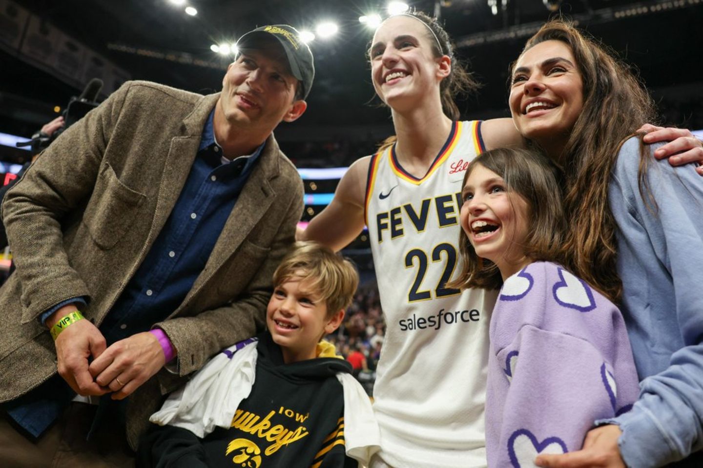 Con su hija y su hijo en un partido de baloncesto.