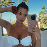 Paola Maria präsentiert ihren sonnengeküssten Teint im weißen Bandeau-Bikini mit goldener Schnalle! Und seht mal die hellen Abdrücke — sie hat definitiv auch das trendige Triangel-Modell getragen. Urlaubsfeeling deluxe!
