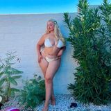 Sarina Nowak nutzt das schöne Wetter, um sich in ihrem weißen Bikini, der durch seine goldenen Ketten-Details besticht, zu sonnen. Ihr Bikini-Look sorgt vor allem bei ihren Fans für Schnappatmung. Eine Userin kommentiert: "Du hast eine wunderschöne Figur", eine andere schreibt: "Was würde ich für deine Kurven geben!". Kommentare, die das Model sicher gerne liest.