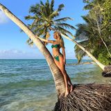 Passend zu der Farbe des Wassers auf den Malediven posiert Pamela Reif im grünen Bikini für das perfekte Urlaubsfoto. Was für ein toller Foto-Spot! Eine Followerin kommentiert: "Ihr Job ist im Grunde ‚Strand‘" – und spielt damit auf den Film "Barbie" an, in dem es heißt Kens Job sei "Beach". 