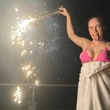 Billie Eilish sorgt im Bikini wortwörtlich für Explosionen. Sie Sängerin postet auf Instagram eine Reihe neuer Bilder und Videos, wie sie sich mit Feuerwerkskörpern amüsiert. Im pinkfarbenen Bikini und mit einem Handtuch umhüllt hat sie die Pyrotechnik sogar in der Hand. 