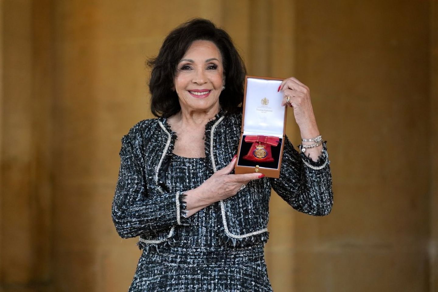 Shirley Bassey mit ihrer Auszeichnung von König Charles III.