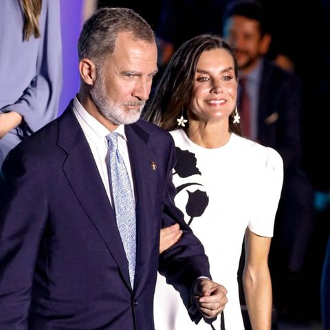 König Felipe und Königin Letizia Arm in Arm bei einem Kongress in Lloret de Mar.