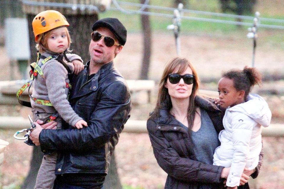 Brad Pitt und Angelina Jolie mit ihren Kindern Shiloh und Zahara 2010