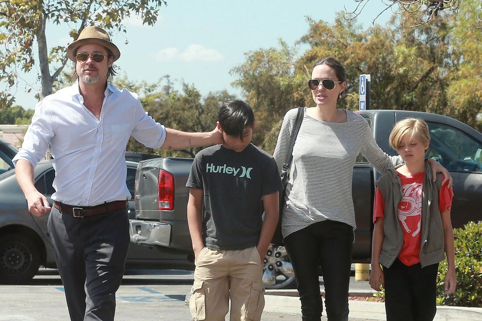 Brad Pitt und Angelina Jolie mit ihren Kindern Pax und Shiloh 2015