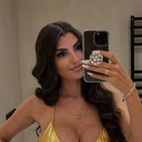 Yeliz Koc im Bikini? Diesen Anblick bekommen ihre Fans nicht allzu häufig zu sehen. Umso mehr freuen sie sich über das Spiegel-Selfie der Influencerin, die sich hierauf in einem knappen goldenen Bikini präsentiert, der besonders ihr Dekolleté schön in Szene setzt. "Heiß. heißer, Yeliz", schreibt ein Follower zu dem Foto – und trifft damit den Nagel auf den Kopf. 