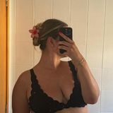 Joelina Karabas genießt derzeit den Sommer auf ihrer Wahl-Heimat-Insel Mallorca. Dafür schwingt sie sich in einen schwarzen Bikini, der einen Blick auf ihre kurvige Silhouette freilegt. Bei ihren Fans kommt dieser Anblick gut an: "Du siehst wunderschön aus, so natürlich", schwärmt eine Userin und erhält hierfür viel Zuspruch. Kommentare, die die Tochter von Danni Büchner sicher gerne liest.