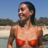 Ein strahlendes Lächeln auf den Lippen, die Haut von der Sonne geküsst und ein Bikini, der ihre Bräune besonders schön zum Vorschein bringt: So raffiniert setzt sich Influencerin und Reality-TV-Star Alicia Costa Pinheiro während ihres Urlaubes in Szene. Dabei fällt vor allem ihre durchtrainierte Silhouette auf, die sogar ein Sixpack zum Vorschein bringt. Nicht schlecht!