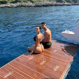 Auch ein Fußballer muss mal Urlaub machen und sich erholen. Und das macht Cristiano Ronaldo gerade mit seiner Familie in Monaco. Diesen heißen Urlaubsschnappschuss postet Georgina auf Instagram und verzückt dabei mit verführerischer Vorder- und Rückseite. 