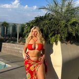 Sarina Nowak ist mindestens genauso hot wie ihr feuerrotes Badeoutfit! Der Bikini überzeugt nicht nur durch seine Farbe, sondern auch durch die goldenen Ringapplikationen. Dazu kombiniert sie ein rotes Tuch mit Blumen und setzt ihre Kurven vor einer traumhaften Kulisse gekonnt in Szene. Auch Sarinas Follower:innen lassen sie ihre Begeisterung spüren und überschütten die Beauty mit Flammenemojis. Das rote Outfit steht ihr wirklich ausgezeichnet!