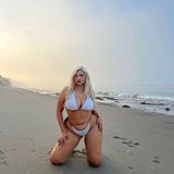 She did it again! Erst kürzlich zeigte sich Sarina Nowak im Bikini aus dem Urlaub. Jetzt präsentiert das Model erneut seine Kurven, indem es am Strand vor der untergehenden Sonne posiert. "Last bikini photos to end the summer" schreibt die Beauty unter ihren Beitrag und erklärt die Bikini-Saison damit für beendet. Schade!