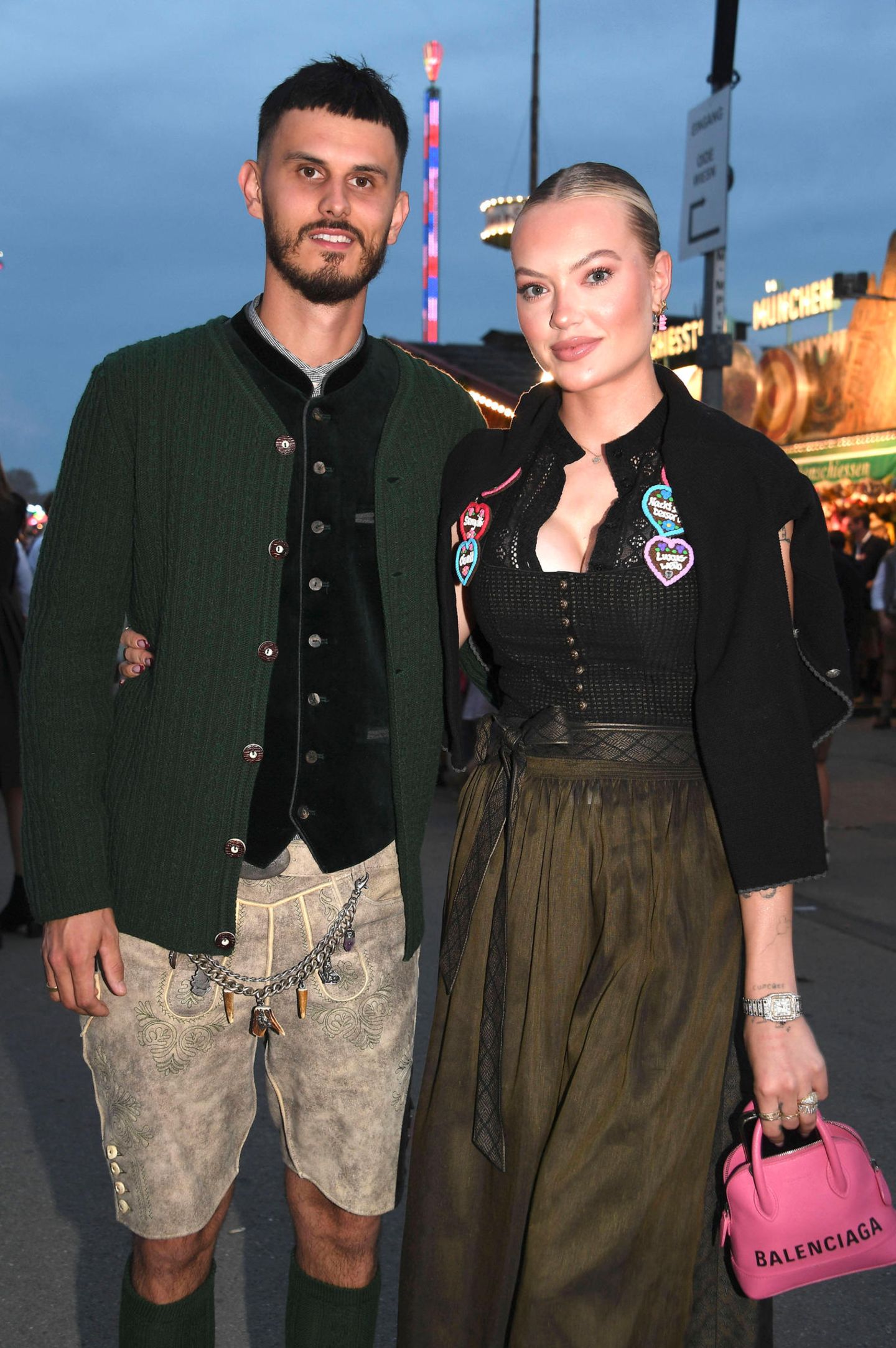 Cathy Hummels Bei Ihrem Zehnten Wiesn Outfit Stimmt Etwas Nicht