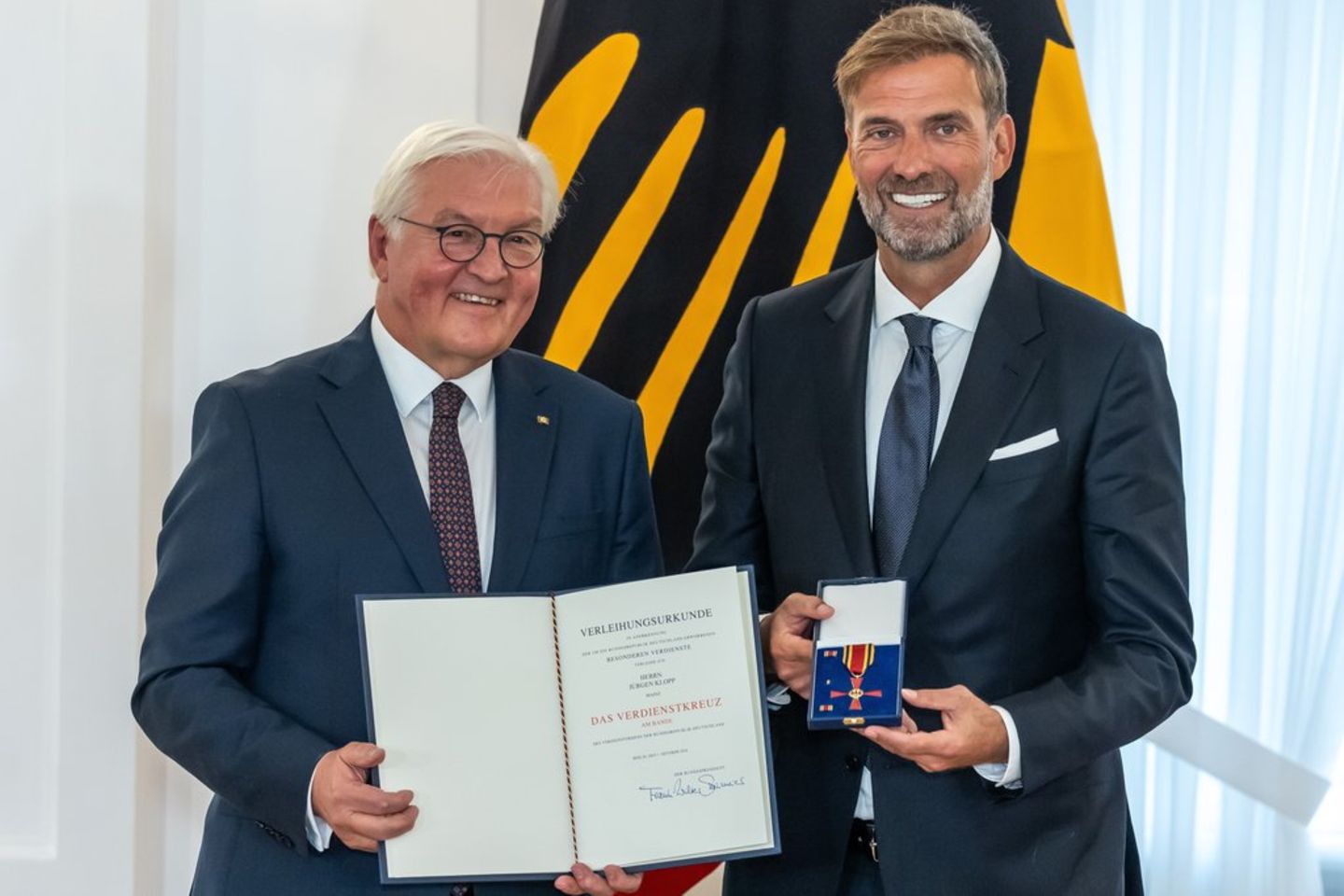 01--er-traegt-jetzt-das-bundesverdienstkreuz---3-2---spoton-article-1076471.jpg