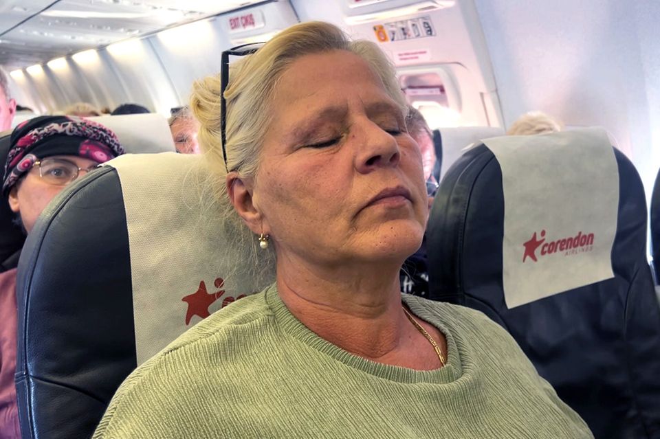 Silvia Wollny sitzt im Flugzeug nach Deutschland.