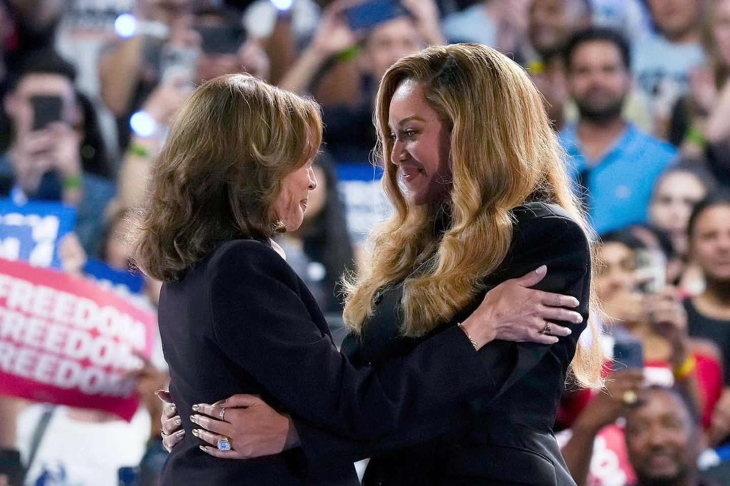 Gorgeous jewelry from Beyoncé sich für Kamala Harris in Houston hat.