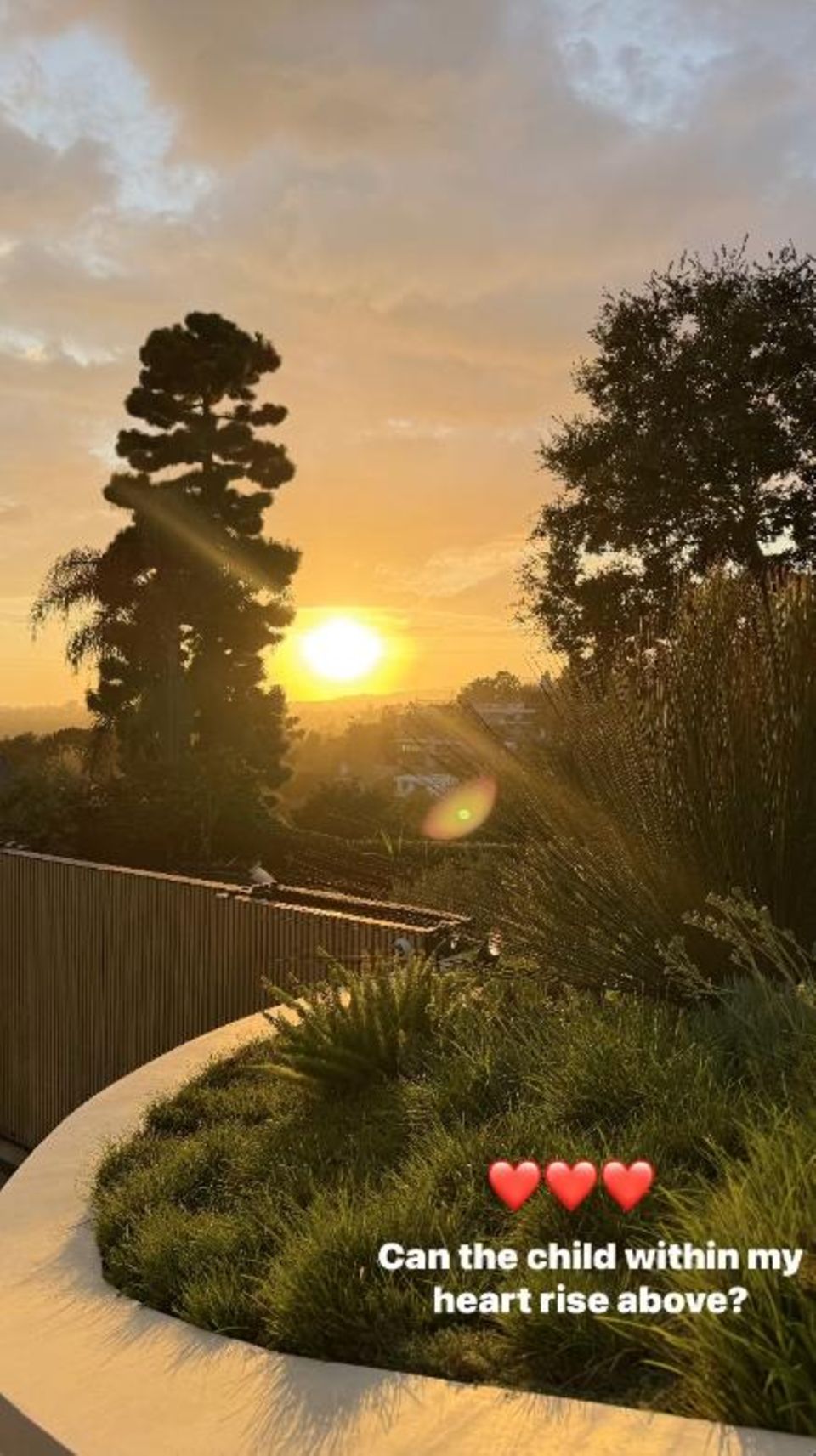 Tom Brady teilte diesen Sonnenuntergang mit nachdenklichen Zeilen in seiner Instagram-Story am 28. Oktober 2024.