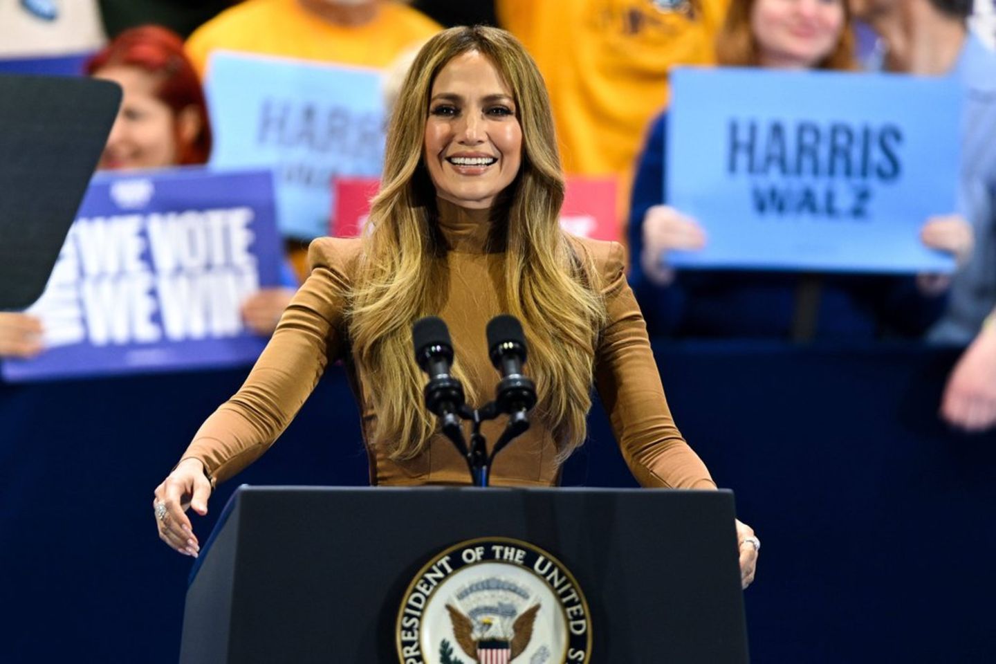 Jennifer Lopez at a Wahlkampfveranstaltung by Kamala Harris.