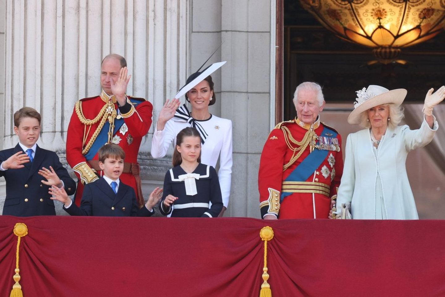 Besondere Sicherheitsvorkehrungen gelten besondere Sicherheitsvorkehrungen for the British Royal Family. Doch zwei unbekannte Männer schaften es im Oktober