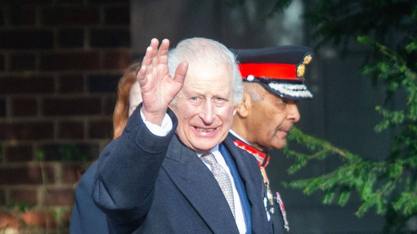 König Charles III. bei Auftritt in London Der Monarch scherzt über seine Gesundheit