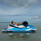 Wer rekelt sich denn da so sexy auf seinem Jetski? Es ist Schauspielerin Sydney Sweeney, die den Jahresübergang mit Freund:innen in der Sonne verbracht hat. Das verrät die Beauty zu dem Schnappschuss auf Instagram. Statt einer klobigen Sicherheitsweste, zeigt sich Sydney auf ihrem Gefährt viel lieber in einem knappen Bikini, der ihre Kurven zu betonen weiß. Dabei kommen vor allem ihr Dekolleté und ihre schmale Taille besonders gut zur Geltung. 