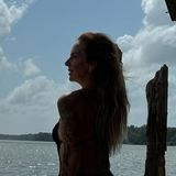 Na, wer reckt denn da ganz sinnlich seine sexy Kehrseite in die Linse? Es ist Realitystar Danni Büchner, die hier vor traumhafter Kulisse posiert. Ihre Fans haben jedoch nur Augen für eins: ihre durchtrainierte Silhouette. "Toll siehst du aus", schreibt eine Userin, während eine andere kommentiert, dass Danni eine wunderschöne Figur hat.