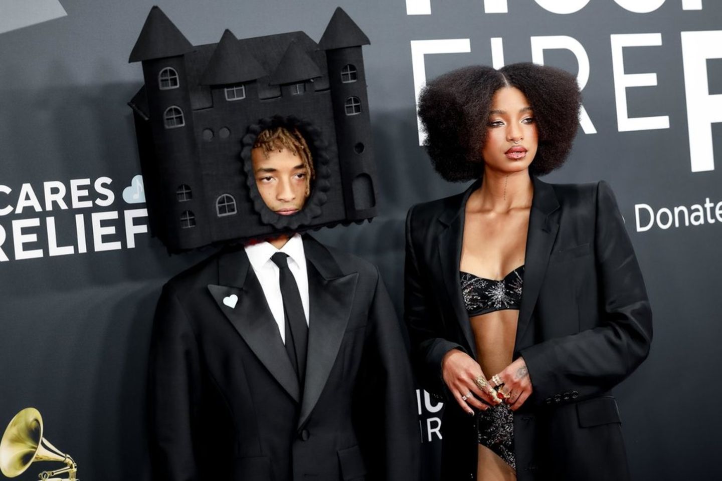 Jaden (links) und Willow Smith veröffentlichten in extravaganten Looks für die Grammys.