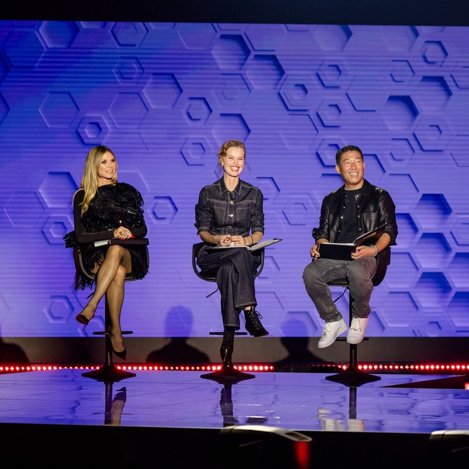 Heidi Klum (l.) holt sich für die erste Männer-Modenshow bei "Germany's next Topmodel" Supermodel Eva Herzigová (M.) und Karl-